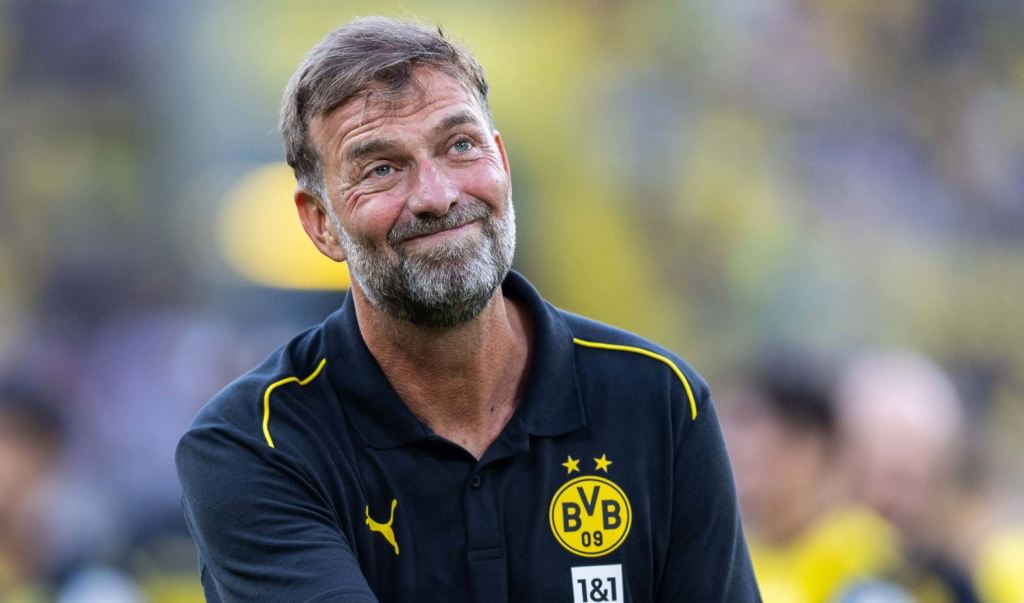 Jürgen Klopp verneigt sich bei einem Benefiz-Spiel zuletzt noch mal vor den Fans von Borussia Dortmund.