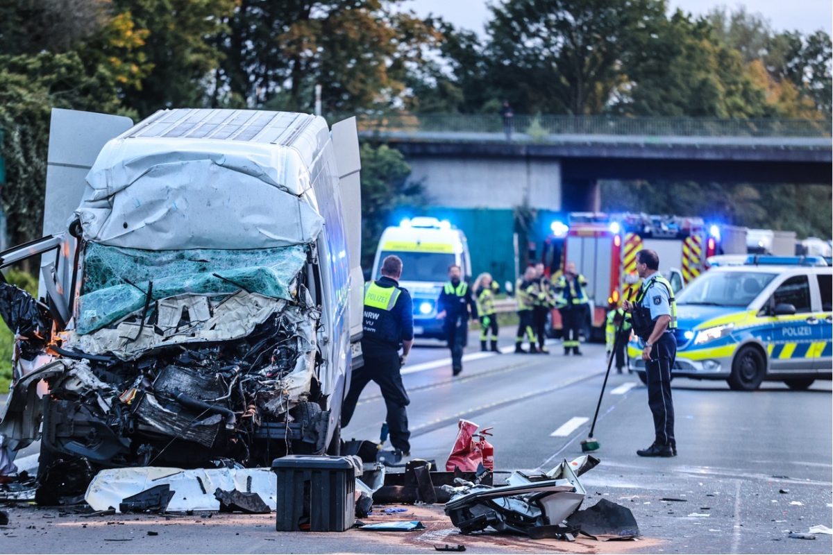 A1 bei Dortmund: Transporter fÃ¤hrt auf Stauende auf.
