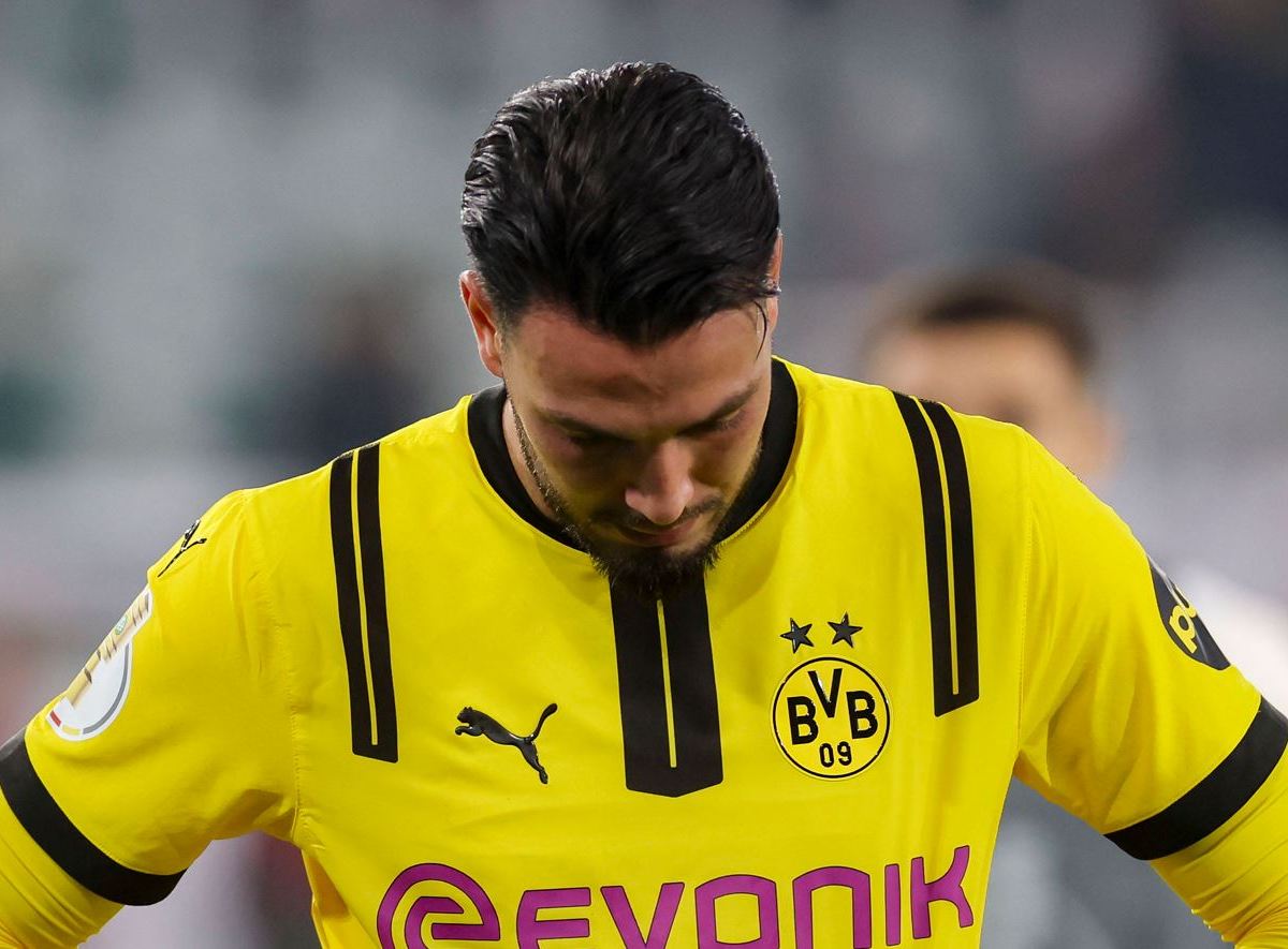 Ramy Bensebaini senkt nach der Pokal-Niederlage von Borussia Dortmund beim VfL Wolfsburg enttÃ¤uscht den Kopf.