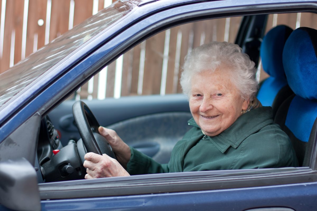 Rentnerin fÃ¤hrt Auto