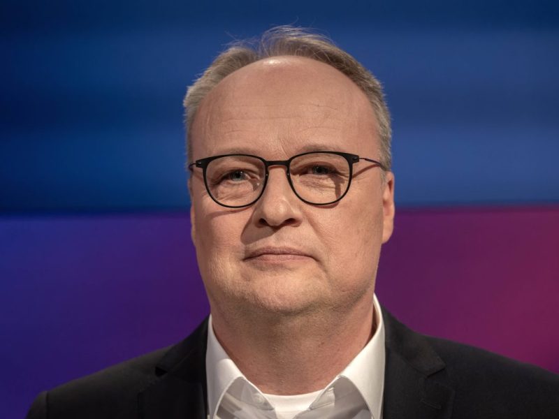 Oliver Welke erhält nach der letzten 