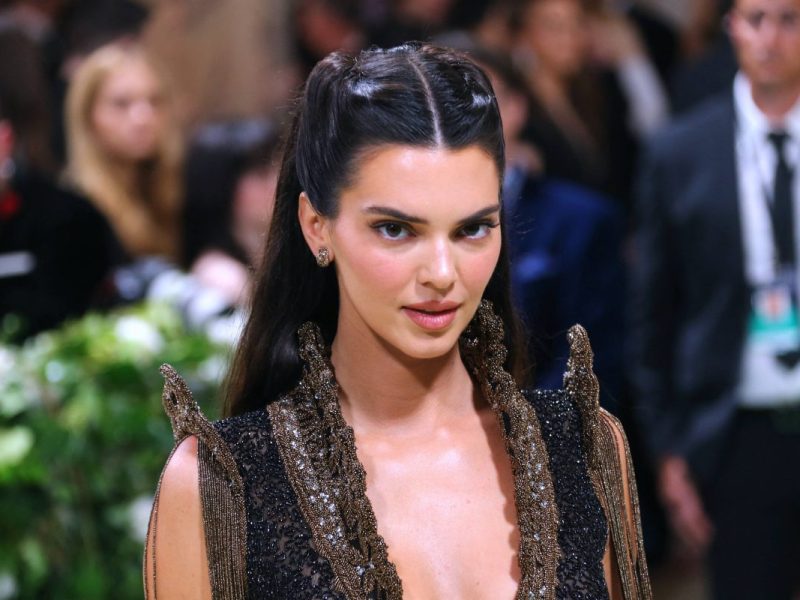Kendall Jenner zeigt sich oben ohne.
