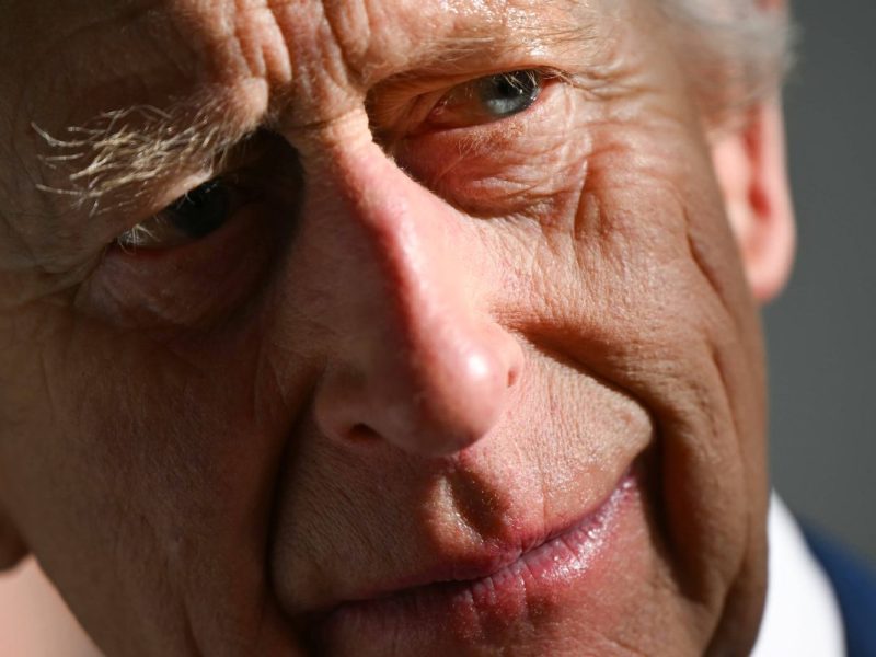 Das Verhältnis zwischen König Charles III. und Prinz Harry ist immer noch angespannt. Doch sorgt Letzterer dafür, dass es so bleibt.