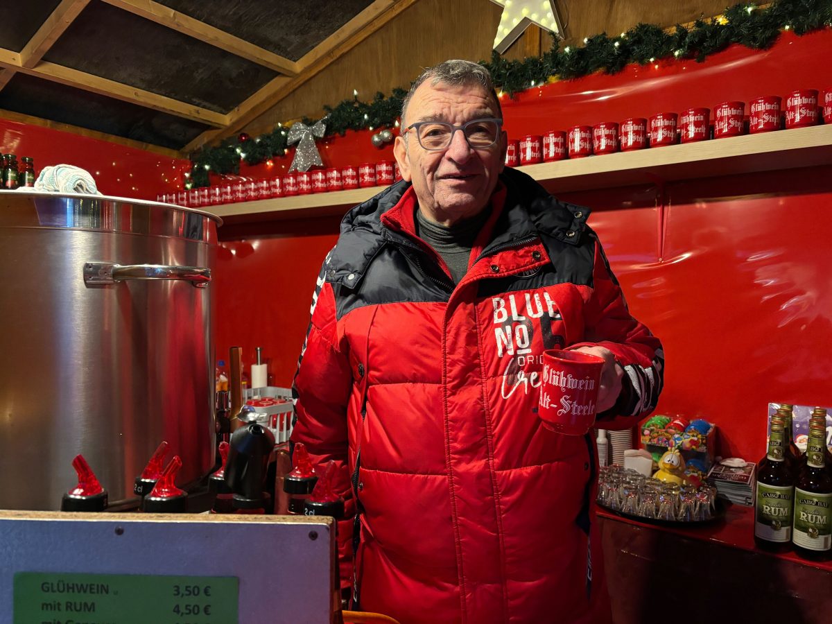 Steeler Weihnachtsmarkt GlÃ¼hwein-VerkÃ¤ufer