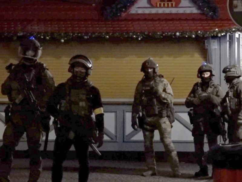 Sondereinsatzkräfte der Polizei im Einsatz auf dem Weihnachtsmarkt Magdeburg.