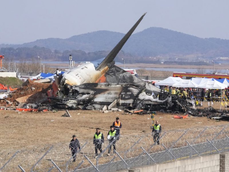 Südkorea: Feuerwehrleute und Rettungskräfte arbeiten an dem Wrack eines Flugzeugs auf dem internationalen Flughafen von Muan.