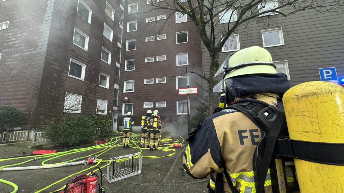 In Essen an der Geschwister-Scholl-StraÃŸe bekÃ¤mpft die Feuerwehr einen Kellerbrand.