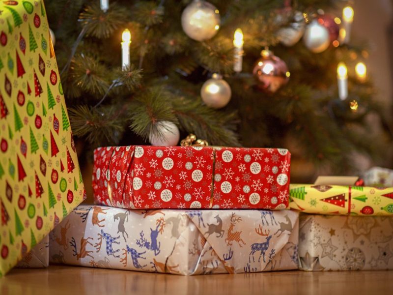 Weihnachts-Geschenke unter dem Tannenbaum