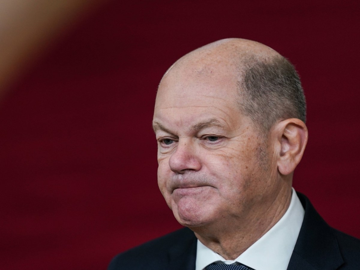 Bundesknzler Olaf Scholz blickt nach dem Anschlag auf den Magdeburger Weihnachtsmarkt enttÃ¤uscht.