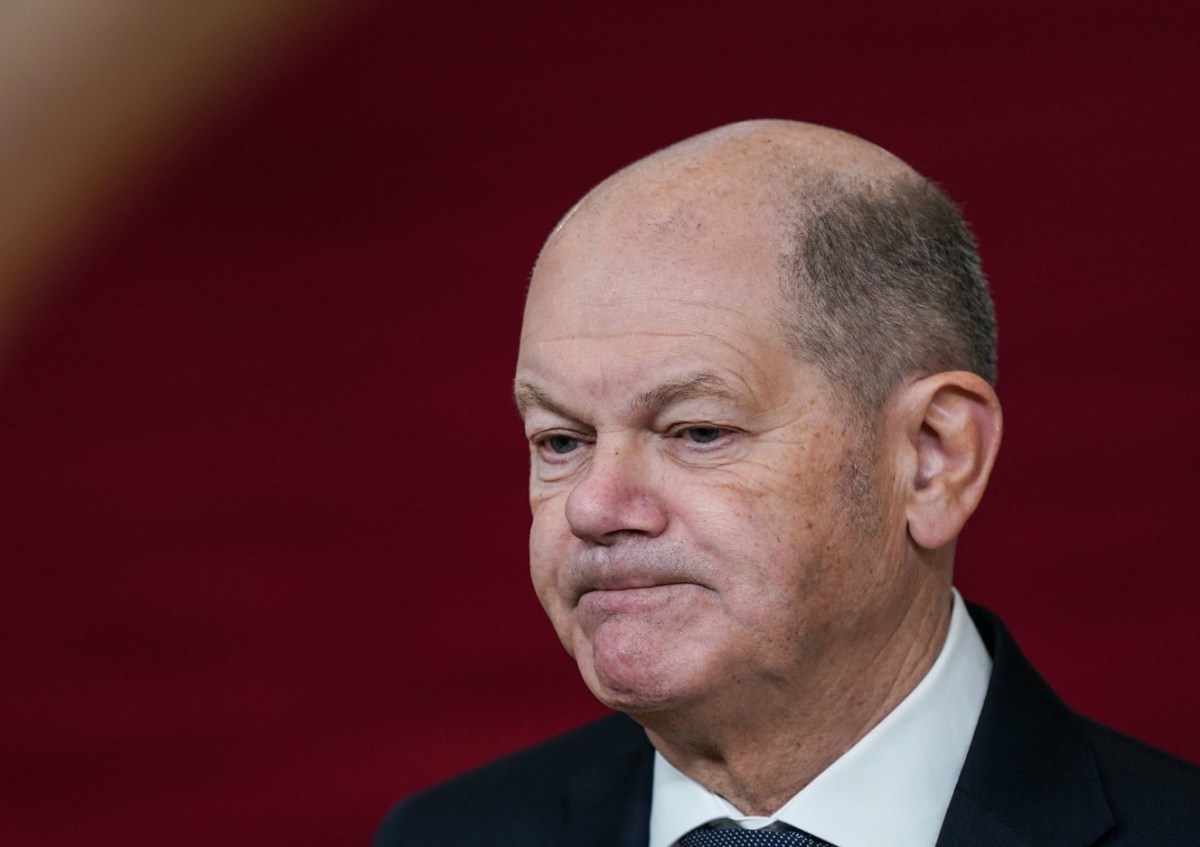 Bundesknzler Olaf Scholz blickt nach dem Anschlag auf den Magdeburger Weihnachtsmarkt enttÃ¤uscht.