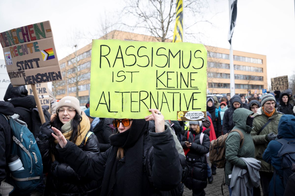 Ãœber zehntausend Menschen protestieren in Riesa gegen den AfD-Parteitag.