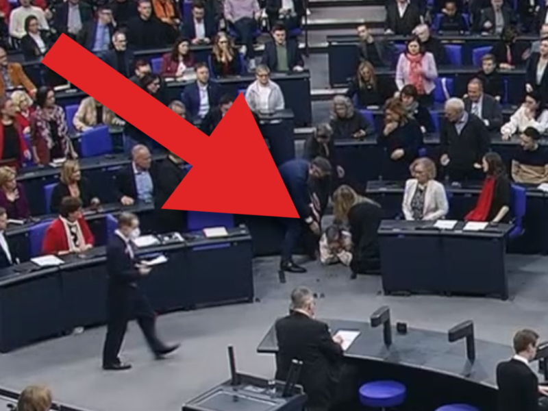 Schreckmoment im Bundestag: Grüne fliegt auf den Boden.