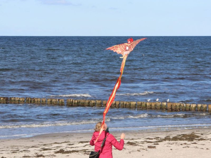 Eine Frau besucht zum letzten Mal die Ostsee. (Symbolfoto)
