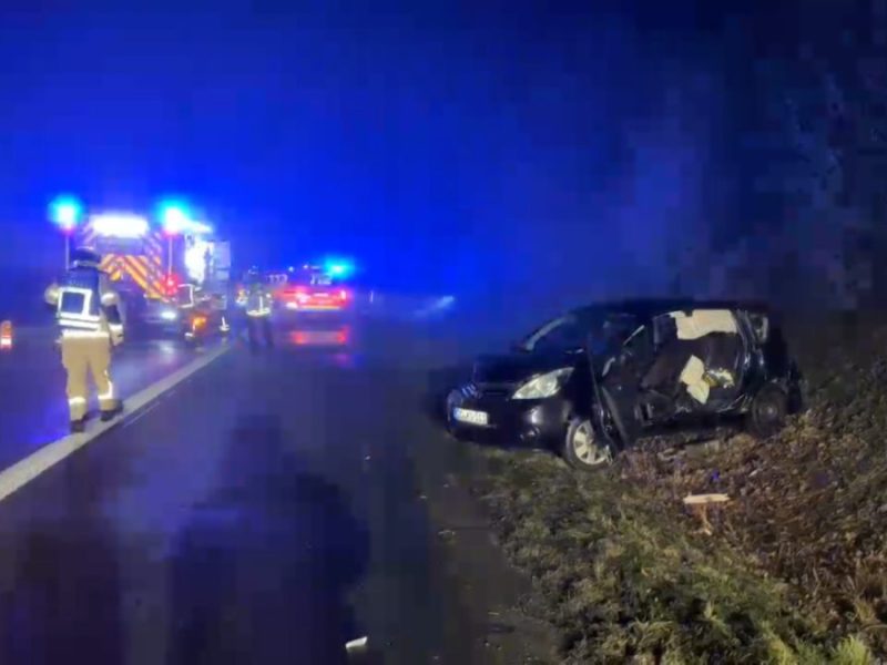 Im Nebel-Wetter in NRW kam es zu einem schweren Unfall auf der A44.
