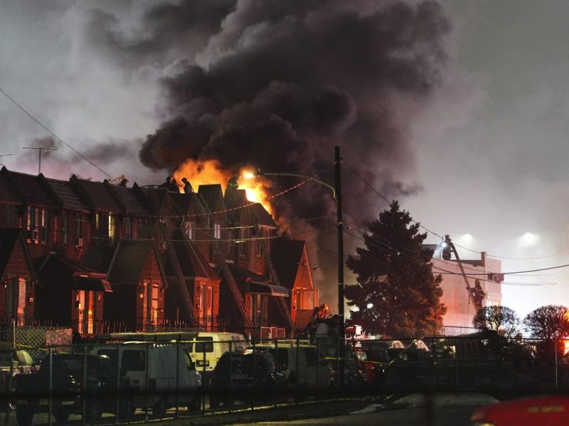 Philadelphia (USA): Feuer und eine Rauchwolke sind nach dem Flugzeug-Absturz zu sehen.