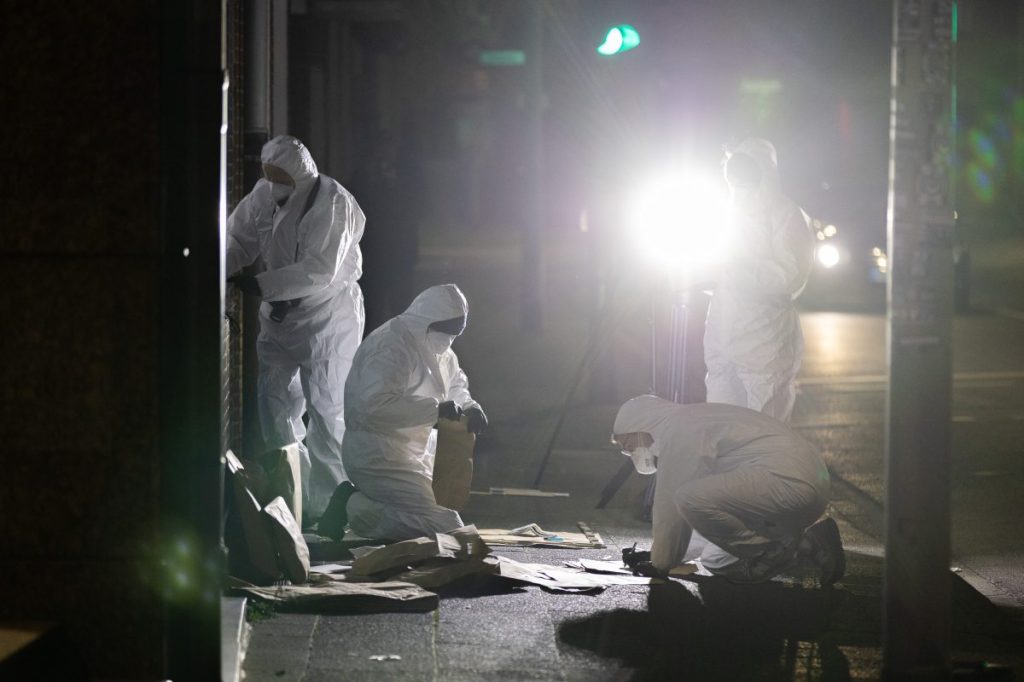 Auch am späten Samstagabend stellten Kriminaltechniker in Duisburg noch Spuren der Bluttat sicher.