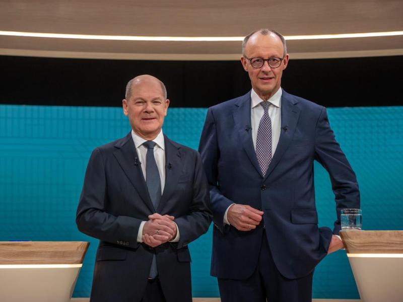 Scholz neben Merz im TV-Duell (ARD/ZDF).