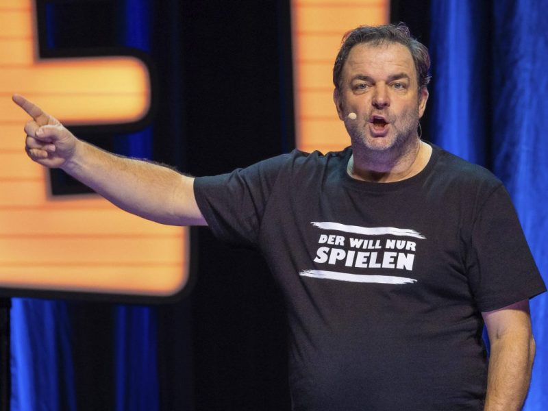 Martin Rütter stellt Hund Billy vor. Er hat ein trauriges Leben hinter sich.