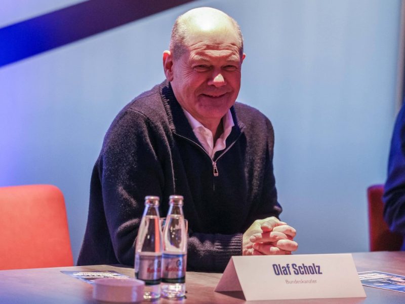 Olaf Scholz überrascht seine Kritiker in TV-Duell.