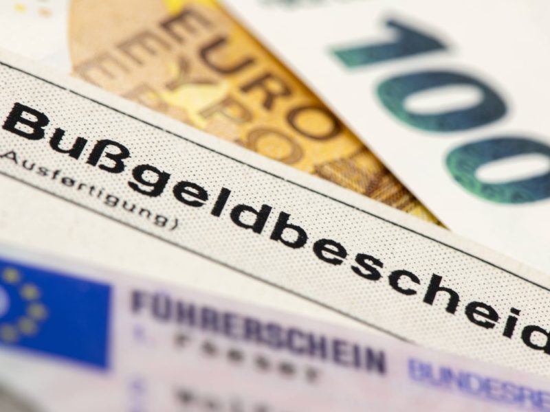 Autofahrern drohen hohe Bußgelder in der Tempo-30-Zone.