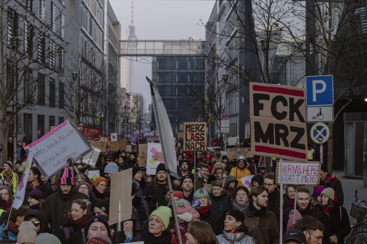 In sozialen Medien wird behauptet, Demonstranten würden für ihre Teilnahme bezahlt. Ein TikTok-Video sorgt für Wirbel – doch gibt es Beweise für das sogenannte „Demo-Geld“?