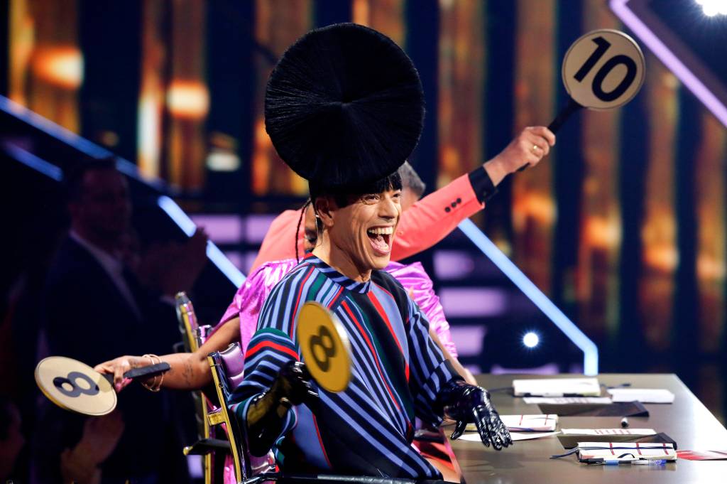 Jorge Gonzalez mit Punkte-Schild in der Lets Dance Jury.