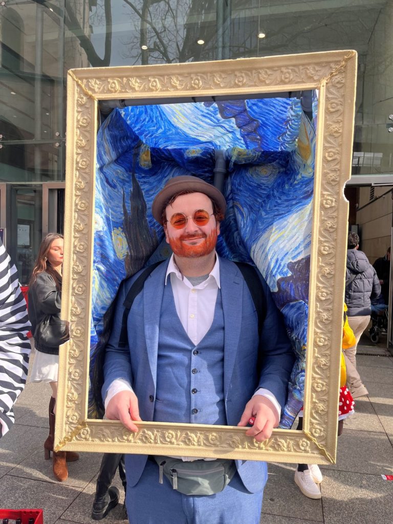 Die Jecken und Narren an Karneval sind kreativ. Basti verkleidet sich als Vincent van Gogh - inklusive eins seiner Gemälde.