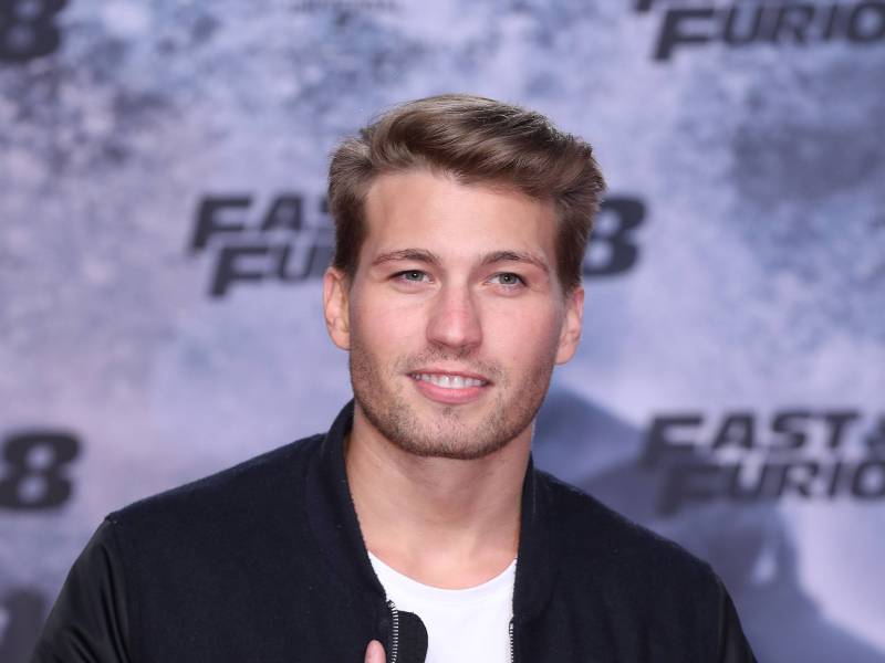 Raul Richter in schwarzer Jacke und weißem T-Shirt